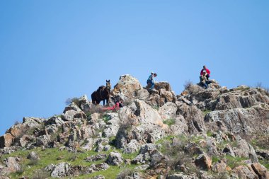Kazakistan, Çimkent - 9 Nisan 2017. Erkekler kadınlar kadınlar çocuk dağlar bahar. Jöle manzara manzara.