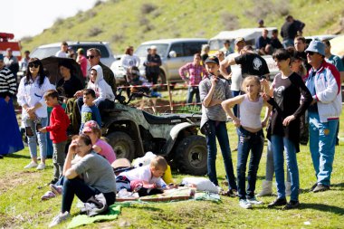 Kazakistan, Çimkent - 9 Nisan 2017. Erkekler kadınlar kadınlar çocuk dağlar bahar. Jöle manzara manzara.