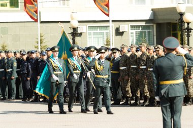 Petropavlovsk 7 Mayıs 2016: Resmi tatil. Defender'ı vatan günün Kazakistan'da 7 Mayıs kutladı. Asker ve askeri. Toplu kutlamalar insanlar.