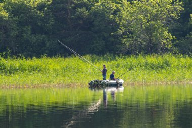 Petropavlovsk, Kazakistan - 28 Temmuz 2018: İnsanlar göl kenarında lastik gemilerde balıkçılar, balık. Lake Pestroe, Petropavlovsk, Kazakistan.