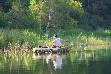 Petropavlovsk, Kazakistan - 28 Temmuz 2018: İnsanlar göl kenarında lastik gemilerde balıkçılar, balık. Lake Pestroe, Petropavlovsk, Kazakistan.