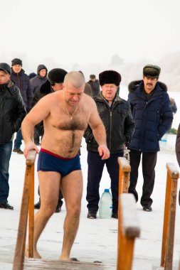 Petropavlovsk, Kazakistan - 19 Ocak 2018: vaftiz. Kışın buz delik insanlar yüzmek.