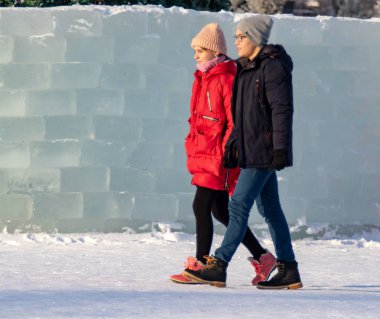 Petropavlovsk, Kazakistan - 8 Ocak 2019: Çocuk buzlu bir tepede binmek. Yetişkinler ve çocuklar parkta birlikte sakin ol.