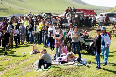Kazakistan, Çimkent - 9 Nisan 2017. Erkekler kadınlar kadınlar çocuk dağlar bahar. Jöle manzara manzara.