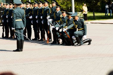 Petropavlovsk 7 Mayıs 2016: Resmi tatil. Defender'ı vatan günün Kazakistan'da 7 Mayıs kutladı. Asker ve askeri. Toplu kutlamalar insanlar.