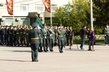 Petropavlovsk 7 Mayıs 2016: Resmi tatil. Defender'ı vatan günün Kazakistan'da 7 Mayıs kutladı. Asker ve askeri. Toplu kutlamalar insanlar.