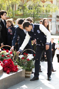 Petropavlovsk 7 Mayıs 2016: Resmi tatil. Defender'ı vatan günün Kazakistan'da 7 Mayıs kutladı. Asker ve askeri. Toplu kutlamalar insanlar.