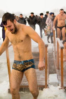 Petropavlovsk, Kazakistan - 19 Ocak 2018: vaftiz. Kışın buz delik insanlar yüzmek.