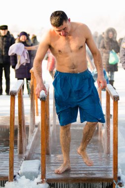 Petropavlovsk, Kazakistan - 19 Ocak 2018: vaftiz. Kışın buz delik insanlar yüzmek.