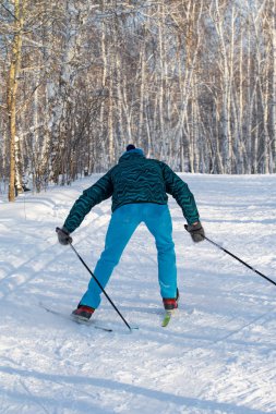Petropavlovsk, Kazakistan - 23 Aralık 2018: insanlar kayak kar kış. Kazakistan, spor tatil.