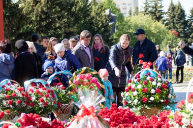 Petropavlovsk, Kazakistan - 9 Mayıs 2016: 9 Mayıs 2016 Petropavlovsk, Kazakistan'daki zafer günü. Ölü savaş anısına. Üyeler mutlu.