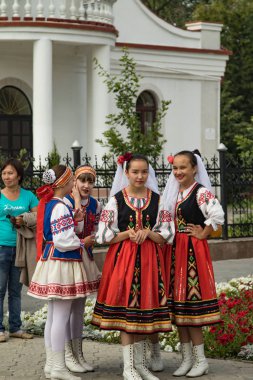 Petropavlovsk, Kazakistan - 28 Temmuz 2016: Festival, 80 yıl Kuzey Kazakistan bölgesi. Kitle kutlama etnik halk, geleneksel kostümleri insanlar sokaklarda Petropavlovsk kutlamak..