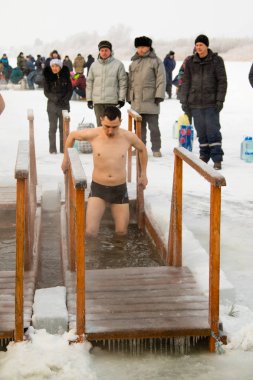 Petropavlovsk, Kazakistan - 19 Ocak 2018: vaftiz. Kışın buz delik insanlar yüzmek.