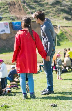 Kazakistan, Çimkent - 9 Nisan 2017. Erkekler kadınlar kadınlar çocuk dağlar bahar. Jöle manzara manzara.