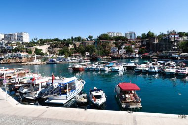 Antalya, Türkiye - 21 Haziran 2017: Bir tatil beldesi Antalya eski liman tekneler vardır.