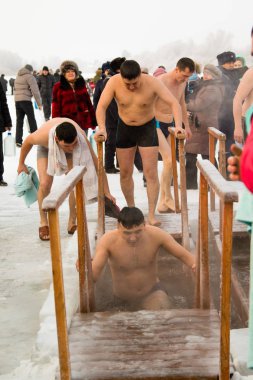 Petropavlovsk, Kazakistan - 19 Ocak 2018: vaftiz. Kışın buz delik insanlar yüzmek.