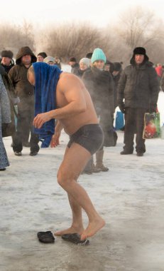 Petropavlovsk, Kazakistan - 19 Ocak 2018: vaftiz. Kışın buz delik insanlar yüzmek.