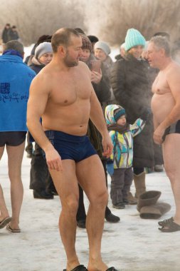 Petropavlovsk, Kazakistan - 19 Ocak 2018: vaftiz. Kışın buz delik insanlar yüzmek.