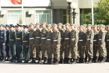 Petropavlovsk 7 Mayıs 2016: Resmi tatil. Defender'ı vatan günün Kazakistan'da 7 Mayıs kutladı. Asker ve askeri. Toplu kutlamalar insanlar.