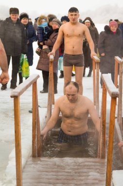 Petropavlovsk, Kazakistan - 19 Ocak 2018: vaftiz. Kışın buz delik insanlar yüzmek.