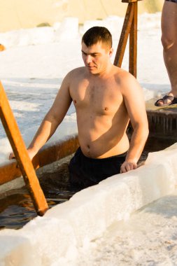 Petropavlovsk, Kazakistan - 19 Ocak 2018: vaftiz. Kışın buz delik insanlar yüzmek.