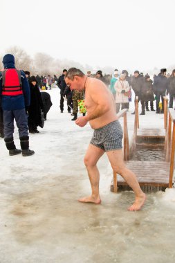 Petropavlovsk, Kazakistan - 19 Ocak 2018: vaftiz. Kışın buz delik insanlar yüzmek.