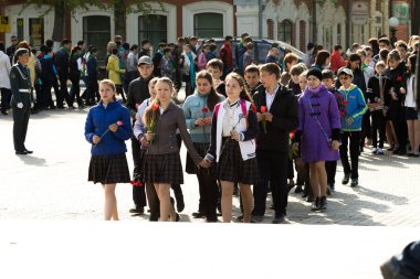 Petropavlovsk 7 Mayıs 2016: Resmi tatil. Defender'ı vatan günün Kazakistan'da 7 Mayıs kutladı. Asker ve askeri. Toplu kutlamalar insanlar.