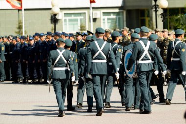 Petropavlovsk 7 Mayıs 2016: Resmi tatil. Defender'ı vatan günün Kazakistan'da 7 Mayıs kutladı. Asker ve askeri. Toplu kutlamalar insanlar.