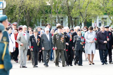 Petropavlovsk 7 Mayıs 2016: Resmi tatil. Defender'ı vatan günün Kazakistan'da 7 Mayıs kutladı. Asker ve askeri. Toplu kutlamalar insanlar.