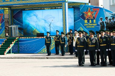 Petropavlovsk 7 Mayıs 2016: Resmi tatil. Defender'ı vatan günün Kazakistan'da 7 Mayıs kutladı. Asker ve askeri. Toplu kutlamalar insanlar.