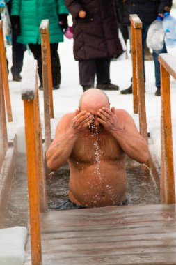 Petropavlovsk, Kazakistan - 19 Ocak 2018: vaftiz. Kışın buz delik insanlar yüzmek.