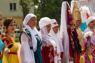 Petropavlovsk, Kazakistan - 28 Temmuz 2016: Festival, 80 yıl Kuzey Kazakistan bölgesi. Kitle kutlama etnik halk, geleneksel kostümleri insanlar sokaklarda Petropavlovsk kutlamak..