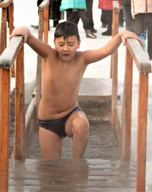 Petropavlovsk, Kazakistan - 19 Ocak 2018: vaftiz. Kışın buz delik insanlar yüzmek.