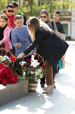 Petropavlovsk 7 Mayıs 2016: Resmi tatil. Defender'ı vatan günün Kazakistan'da 7 Mayıs kutladı. Asker ve askeri. Toplu kutlamalar insanlar.