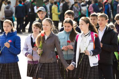 Petropavlovsk 7 Mayıs 2016: Resmi tatil. Defender'ı vatan günün Kazakistan'da 7 Mayıs kutladı. Asker ve askeri. Toplu kutlamalar insanlar.