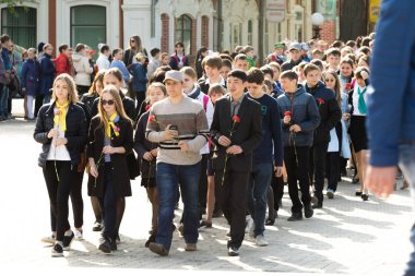 Petropavlovsk 7 Mayıs 2016: Resmi tatil. Defender'ı vatan günün Kazakistan'da 7 Mayıs kutladı. Asker ve askeri. Toplu kutlamalar insanlar.