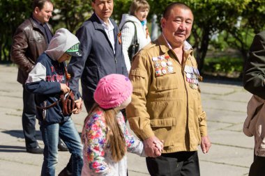 Petropavlovsk, Kazakistan - 9 Mayıs 2016: 9 Mayıs 2016 Petropavlovsk, Kazakistan'daki zafer günü. Ölü savaş anısına. Üyeler mutlu.