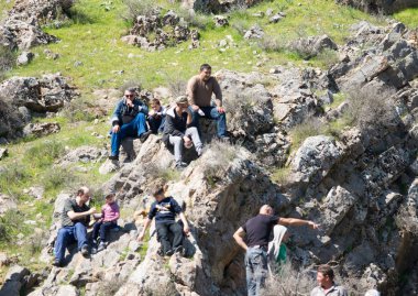 Kazakistan, Çimkent - 9 Nisan 2017. Erkekler kadınlar kadınlar çocuk dağlar bahar. Jöle manzara manzara.