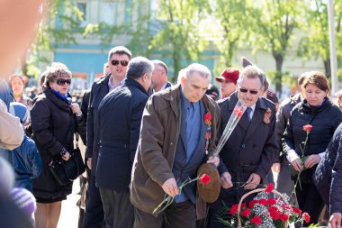 Petropavlovsk, Kazakistan - 9 Mayıs 2016: 9 Mayıs 2016 Petropavlovsk, Kazakistan'daki zafer günü. Ölü savaş anısına. Üyeler mutlu.