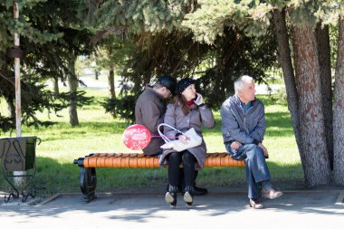 Petropavlovsk, Kazakistan - 9 Mayıs 2016: 9 Mayıs 2016 Petropavlovsk, Kazakistan'daki zafer günü. Ölü savaş anısına. Üyeler mutlu.