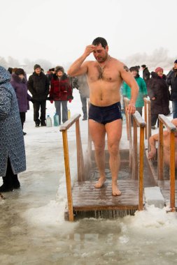 Petropavlovsk, Kazakistan - 19 Ocak 2018: vaftiz. Kışın buz delik insanlar yüzmek.