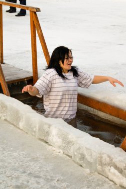 Petropavlovsk, Kazakistan - 19 Ocak 2018: vaftiz. Kışın buz delik insanlar yüzmek.