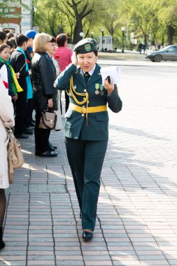 Petropavlovsk 7 Mayıs 2016: Resmi tatil. Defender'ı vatan günün Kazakistan'da 7 Mayıs kutladı. Asker ve askeri. Toplu kutlamalar insanlar.