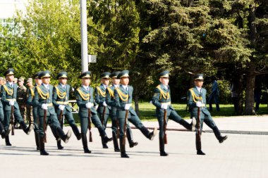 Petropavlovsk 7 Mayıs 2016: Resmi tatil. Defender'ı vatan günün Kazakistan'da 7 Mayıs kutladı. Asker ve askeri. Toplu kutlamalar insanlar.