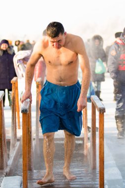 Petropavlovsk, Kazakistan - 19 Ocak 2018: vaftiz. Kışın buz delik insanlar yüzmek.