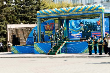 Petropavlovsk 7 Mayıs 2016: Resmi tatil. Defender'ı vatan günün Kazakistan'da 7 Mayıs kutladı. Asker ve askeri. Toplu kutlamalar insanlar.