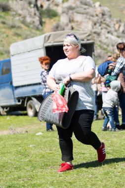 Kazakistan, Çimkent - 9 Nisan 2017. Erkekler kadınlar kadınlar çocuk dağlar bahar. Jöle manzara manzara.