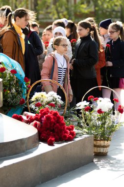 Petropavlovsk 7 Mayıs 2016: Resmi tatil. Defender'ı vatan günün Kazakistan'da 7 Mayıs kutladı. Asker ve askeri. Toplu kutlamalar insanlar.