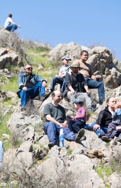 Kazakistan, Çimkent - 9 Nisan 2017. Erkekler kadınlar kadınlar çocuk dağlar bahar. Jöle manzara manzara.