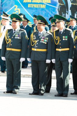 Petropavlovsk 7 Mayıs 2016: Resmi tatil. Defender'ı vatan günün Kazakistan'da 7 Mayıs kutladı. Asker ve askeri. Toplu kutlamalar insanlar.